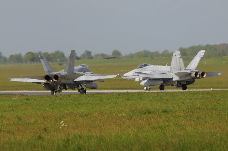 comp_pic8 by Schymura  Ziegenthaler.jpg - The two Finnish F-18s of HävLLv 21 on the runway at Jagel on 14.05.2014
